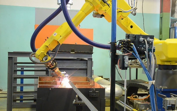 Kampų ir profilių pjovimo robotas